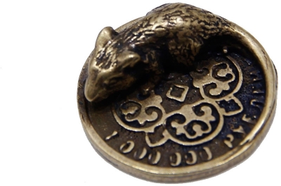 Талисман SEW824-1 Денежный для кошелька Мышка на монете 